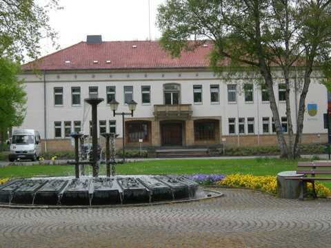 Rathaus mit Dreizehnlindenbrunnen.