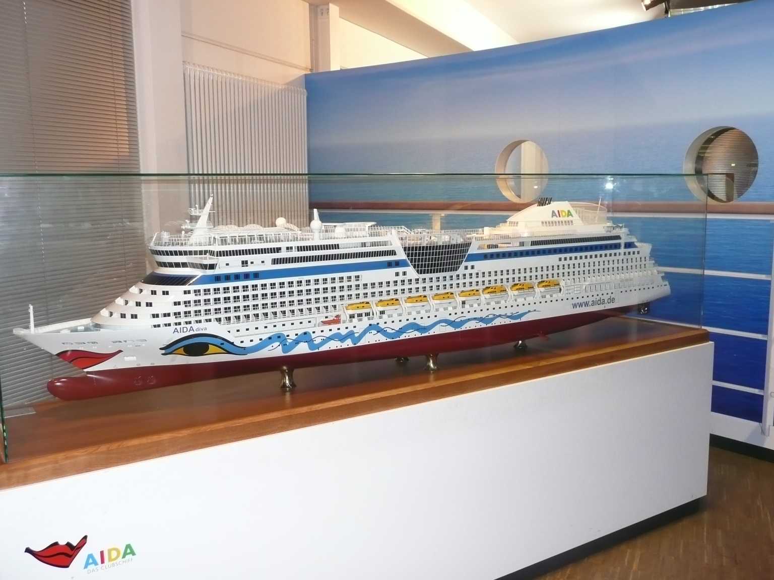 Modell eines der vielen riesigen Luxus-Kreuzfahrtschiffe.