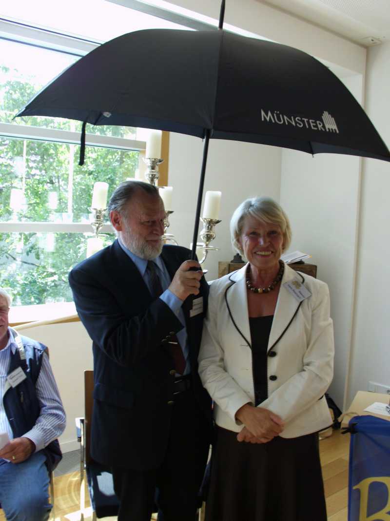 Bürgermeisterin Karin Reismann überreichte den BRH-Senioren einen Münsterschirm